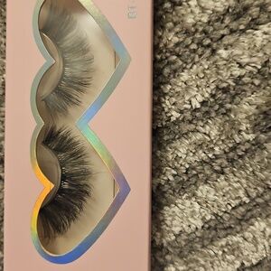 Voluminous Black Faux Lashes